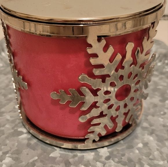 ⭐️40% Off⭐️ Bath & Body Works - White Barn Holiday Silver Candle Sleeve Bundle - Picture 2 of 10